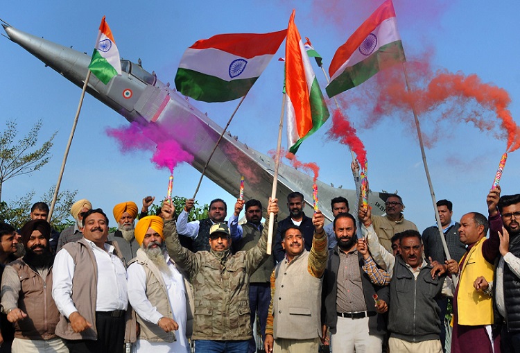 जैश-ए-मोहम्मद के शिविरों पर भारत के स्ट्राइक के बाद अमृतसर स्थित युद्ध स्मारक पर जश्न मनाते लोग