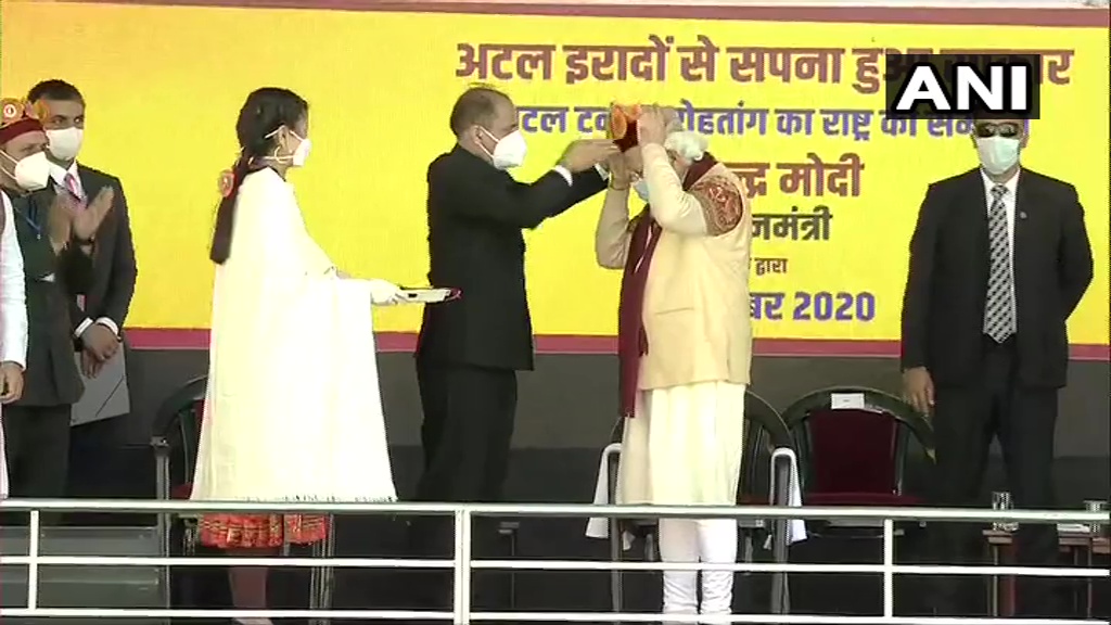 हिमाचल प्रदेश: लाहौल स्पीति के सिस्सू में प्रधानमंत्री नरेंद्र मोदी को लाहौली टोपी देकर सम्मानित करते मुख्यमंत्री जयराम ठाकुर