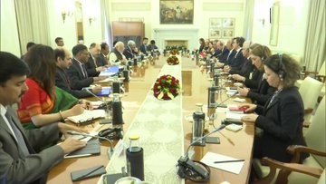 प्रधानमंत्री नरेंद्र मोदी पुर्तगाली राष्ट्रपति मार्सेलो रेबेलो डी सूसा के साथ हैदराबाद हाउस में प्रतिनिधिमंडल स्तर पर बातचीत करते हुए