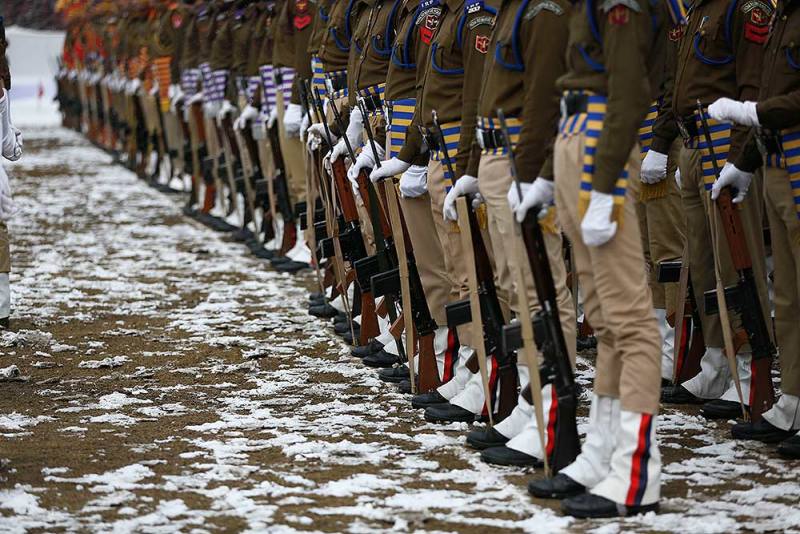 श्रीनगर में गणतंत्र दिवस परेड के लिए ड्रेस रिहर्सल करते जम्मू कश्मीर के पुलिसकर्मी