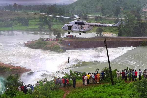 छत्तीसगढ़ के बिलासपुर में एक अतिप्रवाह बांध में एक आदमी को बचाते भारतीय वायु सेना (आईएएफ) के जवान