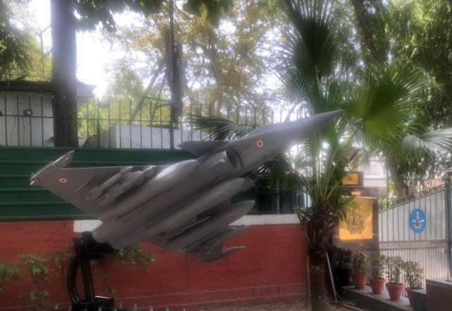 दिल्ली स्थित एयर चीफ मार्शल बीएस धनोआ के आवास के बाहर राफेल जेट मॉडल