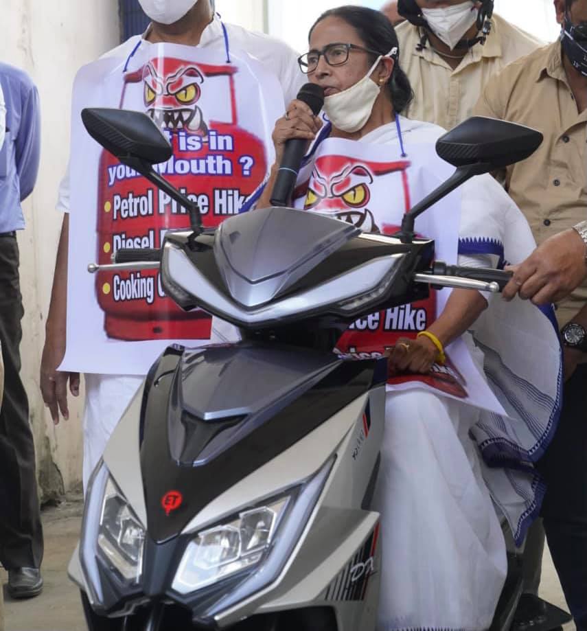 पेट्रोल-डीजल के बढ़ते दामों के विरोध में उतरी पश्चिम बंगाल की सीएम ममता बनर्जी