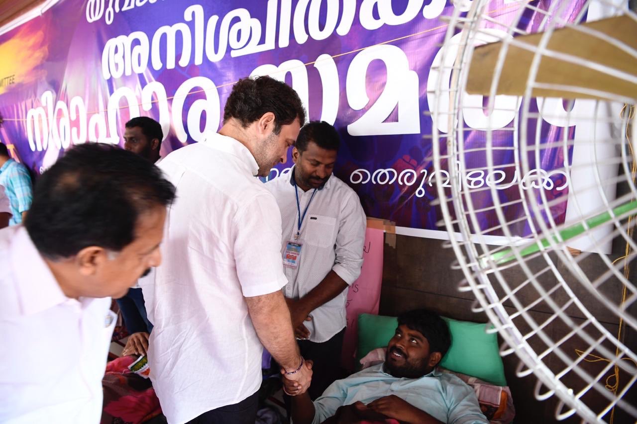 वायनाड में राष्ट्रीय राजमार्ग-766 पर रोजाना 9 घंटे के ट्रैफिक बैन का विरोध कर रहे लोगों से मुलाकात करते राहुल गांधी