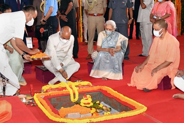 गोरखपुर में महायोगी गुरु गोरखनाथ आयुष विश्वविद्यालय की आधारशिला रखते यूपी के सीएम योगी, राज्यपाल आनंदीबेन पटेल और राष्ट्रपति रामनाथ कोविंद