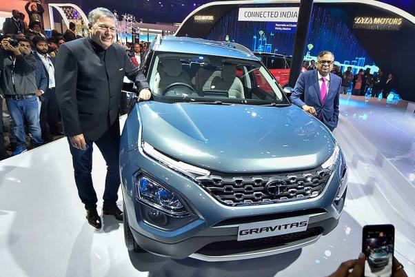 ग्रेटर नोएडा में ऑटो एक्सपो 2020 में एसयूवी सेगमेंट में टाटा ग्रेविटास को लॉन्च करते टाटा संस के अध्यक्ष एन चंद्रशेखरन