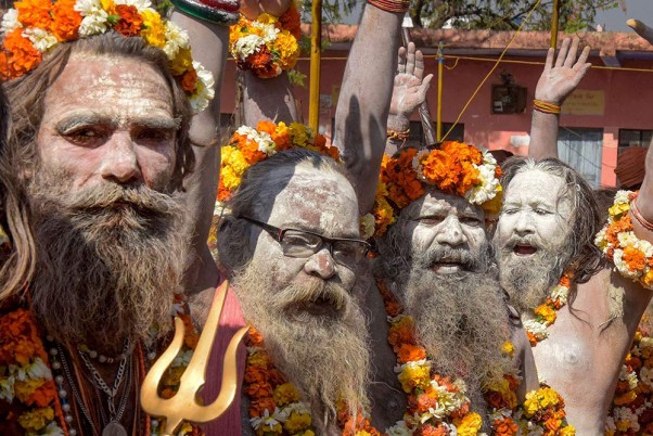 कोरोना के बीच चल रहे हरिद्वार के कुंभ मेले में शामिल नागा साधु