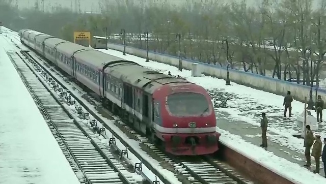 तीन महीने बाद घाटी में फिर शुरू हुई ट्रेन सेवा, अनुच्छेद 370 हटाने के फैसले को लेकर कश्मीर में ठप थी सेवा