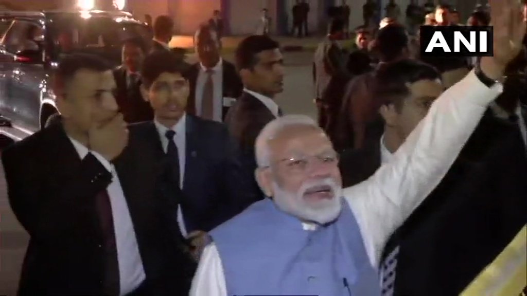 दक्षिण कोरिया से लौटने पर दिल्ली एयरपोर्ट पर सुरक्षा घेरा तोड़कर समर्थकों से मिले पीएम मोदी, लोगों ने खिंचवाई तस्वीरें
