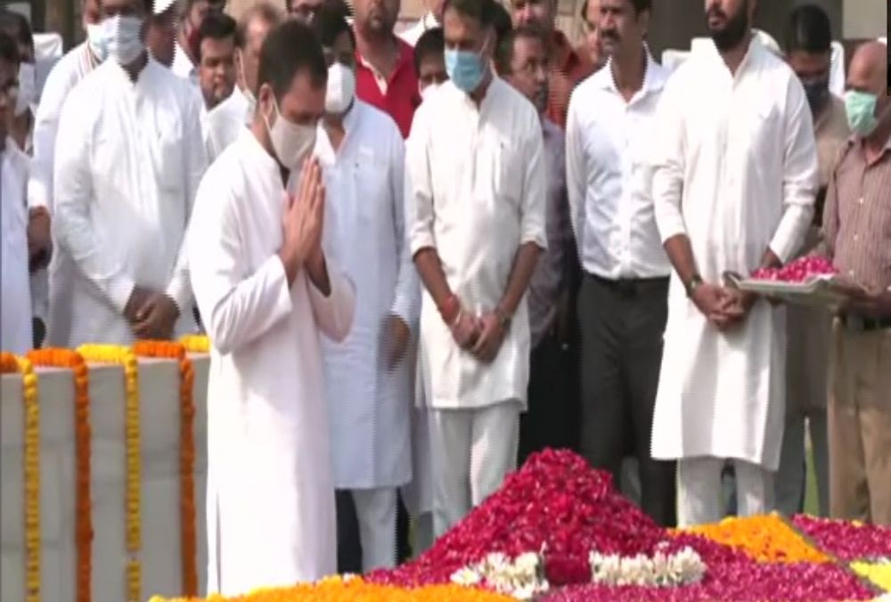 गांधी जयंती के अवसर पर राजघाट पहुंचकर महात्मा गांधी को श्रद्धांजलि अर्पित करते कांग्रेस नेता राहुल गांधी