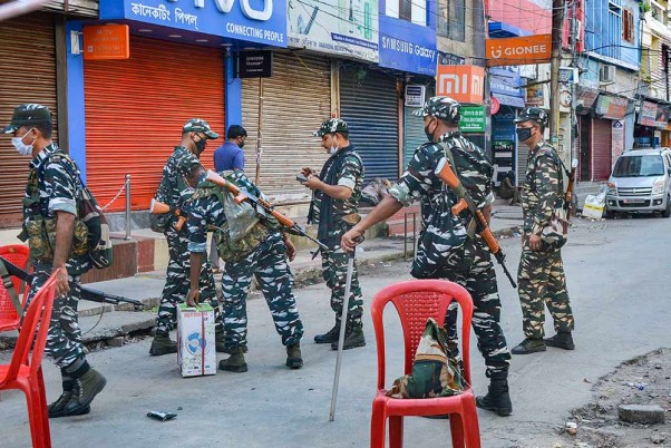 गुवाहाटी में चल रहे लॉकडाउन के दौरान कंटेनमेंट जोन के रूप में घोषित लखटकिया में तैनात सुरक्षाकर्मी