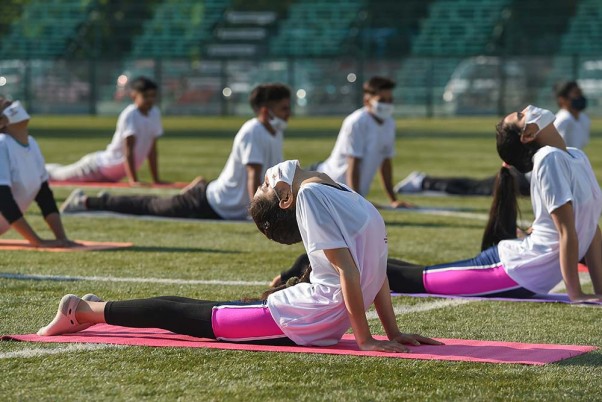श्रीनगर में अंतरराष्ट्रीय योग दिवस के अवसर पर योग करते विद्यार्थी