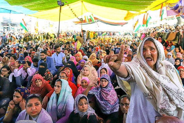 शाहीन बाग में एक बुजुर्ग प्रदर्शनकारी महिला मध्यस्थता वार्ताकारों के सामने अपनी बात रखते हुए