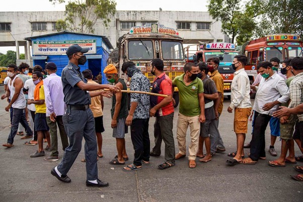 नवी मुंबई के सब्जी मार्केट में सभी व्यापारियों और श्रमिकों का कराया जा रहा कोविड परीक्षण