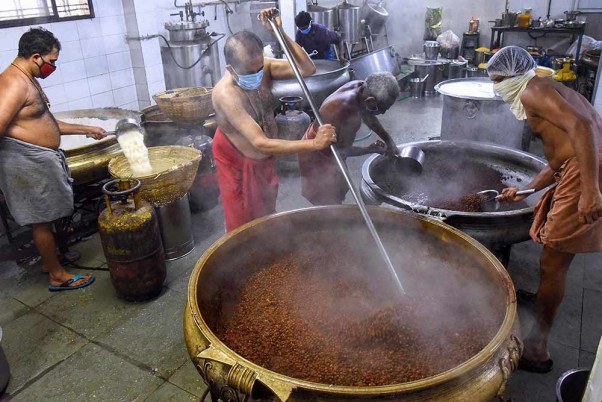 कोच्चि के कम्यूनिटी किचन में बनाया जा रहा कोविड-19 मरीजों और क्वॉरंटीन हुए लोगों के लिए भोजन