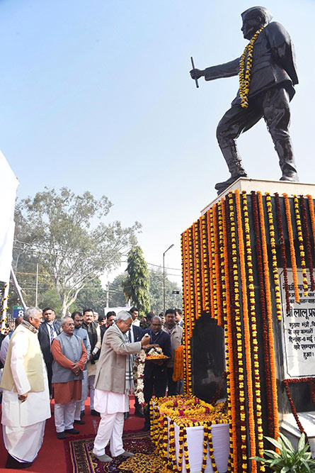 पटना में नेताजी सुभाष चंद्र बोस की जयंती पर पुष्पांजलि अर्पित करते बिहार के मुख्यमंत्री नीतीश कुमार