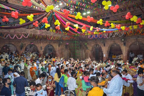 कोरोना महामारी के बीच वृंदावन स्थित बांके बिहारी मंदिर में पहुंचे भक्त