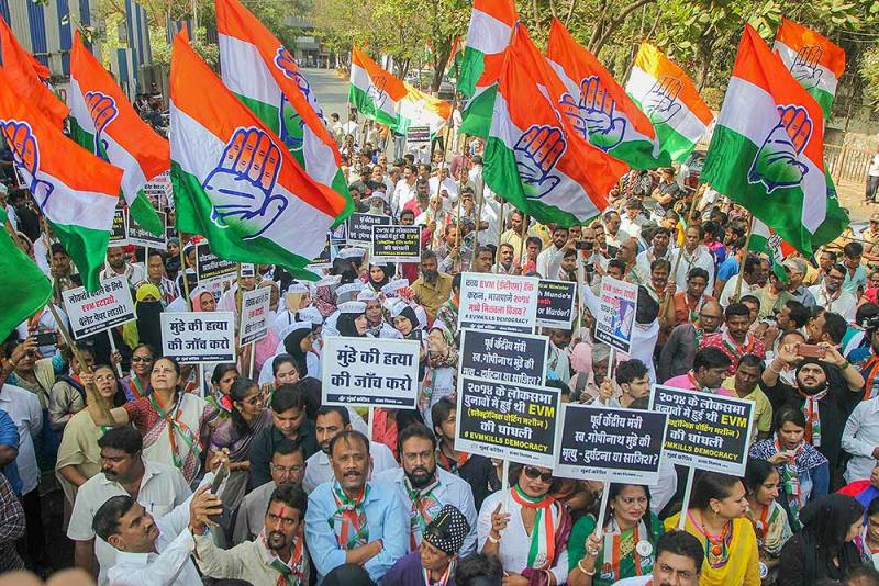 ईवीएम की कथित हैकिंग के विरोध में मुंबई के बांद्रा में कलेक्टर कार्यालय के बाहर कांग्रेस कार्यकर्ताओं का प्रदर्शन...
