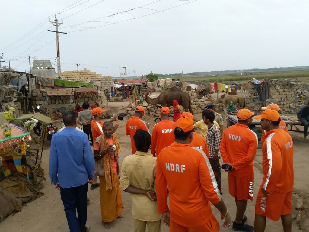 चक्रवात ‘वायु’  के मद्देनजर गुजरात के तटीय इकालों में तैनात एनडीआरएफ की टीम
