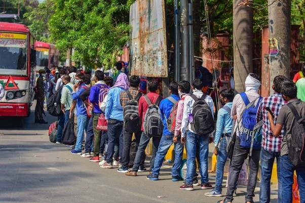 कोविड-19 और लॉकडाउन के बीच प्रयागराज में विभिन्न जिलों के फंसे छात्र अपने मूल स्थान जाने के लिए बस में सवार होते हुए