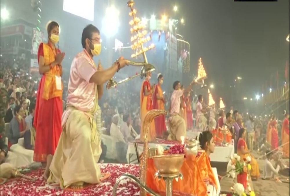 देव दीपावली के अवसर पर वाराणसी में गंगा घाट पर की गई मां गंगा की महाआरती