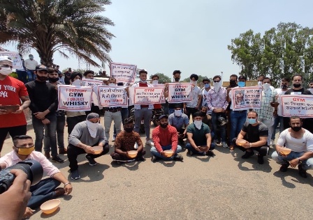 पंजाब के लुधियाना में सरकार से जिम को फिर से खोलने की मांग को लेकर प्रदर्शन करते जिम के मालिक और फिटनेस ट्रेनर