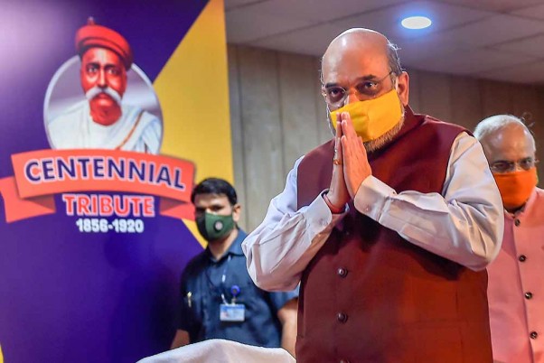 नई दिल्ली में वेबिनार 'लोकमान्य तिलक: स्वराज से आत्मनिर्भर भारत' के दौरान बधाई देते केंद्रीय गृह मंत्री अमित शाह