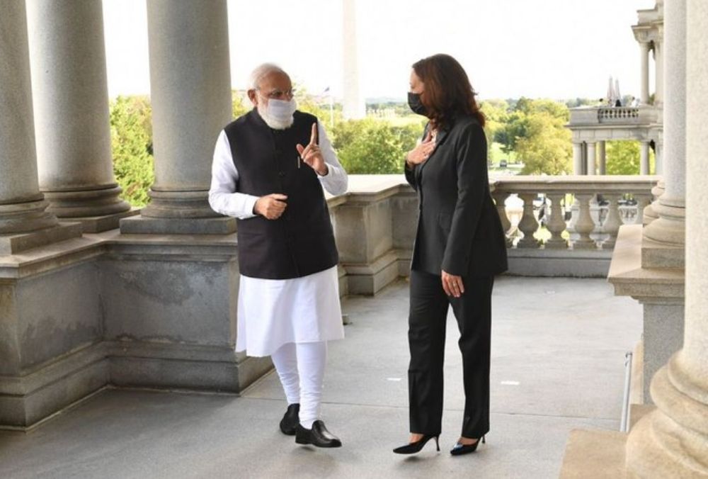आइजनहावर एग्जीक्यूटिव ऑफिस बिल्डिंग में बातचीत करते हुए प्रधानमंत्री नरेंद्र मोदी और अमेरिकी उपराष्ट्रपति कमला हैरिस