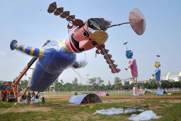 पटना के गांधी मैदान में दशहरे की तैयारी