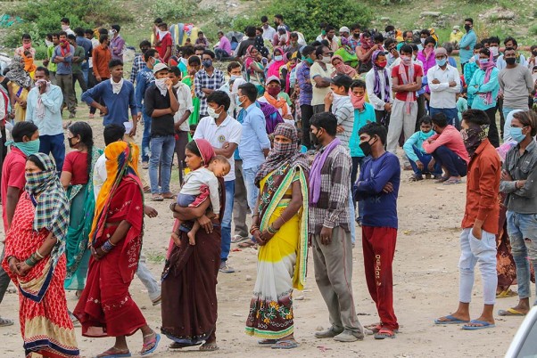 लॉकडाउन के बीच जम्मू से मूल स्थानों पर लौटने के लिए पंजीकरण और चिकित्सा प्रमाणपत्र के लिए लाइन में लगे छत्तीसगढ़ के प्रवासी श्रमिक