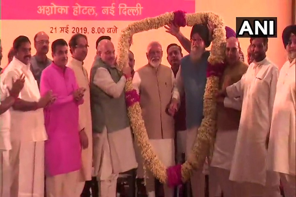 एनडीए की डिनर पार्टी में स्वागत करते सहयोगी दलों के नेता