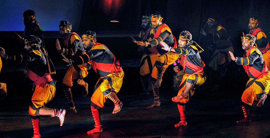 कोलकाता में भारतीय मनोचिकित्सा सोसाइटी के वार्षिक समारोह के दौरान नृत्य नाटक का प्रदर्शन करते प्रेसीडेंसी जेल के कैदी