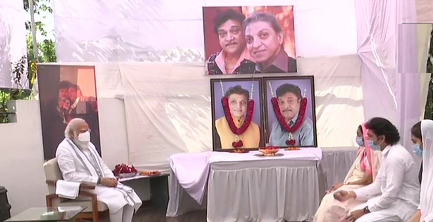 गुजरात के संगीतकार और भाजपा के पूर्व सांसद महेश कनोडिया और उनके भाई नरेश कनोडिया को गांधीनगर में उनके आवास पर अंतिम श्रद्धांजलि अर्पित करते प्रधानमंत्री नरेंद्र मोदी