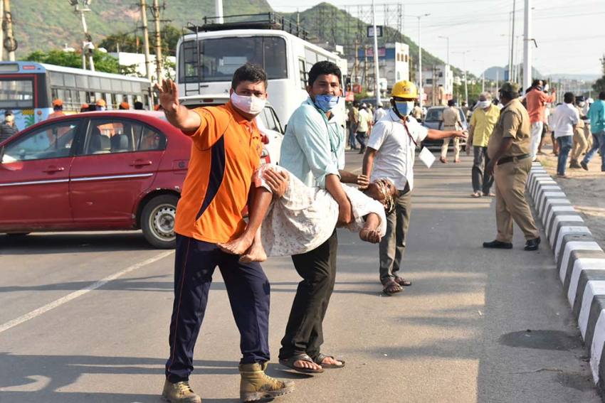 विशाखापत्तनम में केमिकल प्लांट से जहरीली गैस लीक, लोगों को सांस लेने और आंखों में जलन की शिकायत के बाद अस्पतााल ले जाते लोग