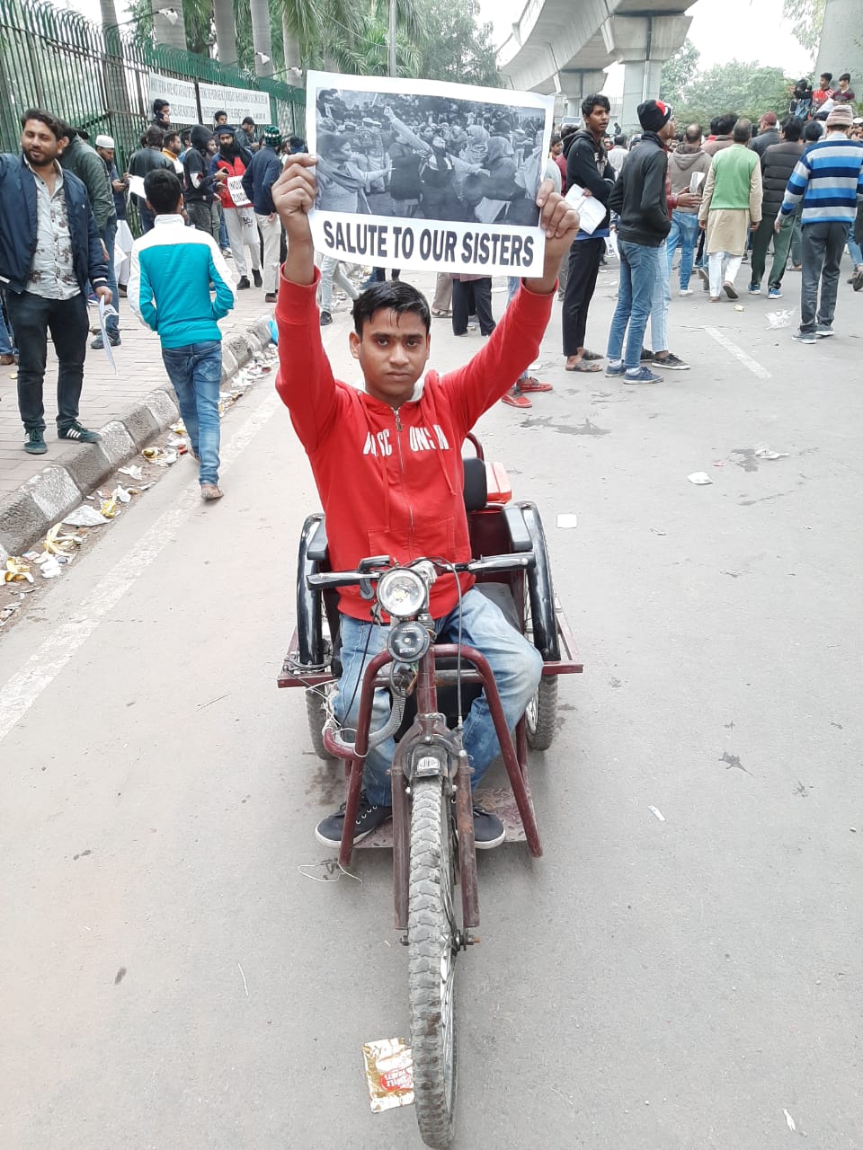 नागरिकता कानून के खिलाफ जामिया मिलिया इस्लामिया के बाहर पोस्टर लिए विरोध जाहिर करता दिव्यांग छात्र