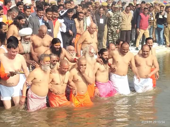 उत्तर प्रदेश के मुख्यमंत्री योगी आदित्यनाथ ने पूरी कैबिनेट के साथ प्रयागराज संगम में लगाई डुबकी।