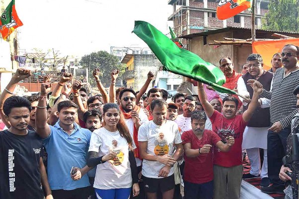 पटना में लोकसभा चुनाव से पहले एक चुनावी अभियान के तहत 'रन फॉर नमो अगेन' को हरी झंडी दिखाते पटना साहिब से बीजेपी उम्मीदवार और केंद्रीय मंत्री रविशंकर प्रसाद