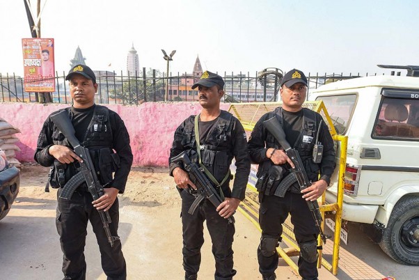 अयोध्या में सरयू घाट के पास पहरा देते एटीएस के जवान