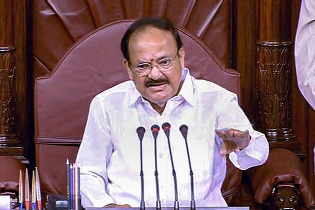 अनुच्छेद 370 हटाने के लिए पेश किए गए बिल पर बहस के दौरान राज्यसभा सभापति वेंकैया नायडू