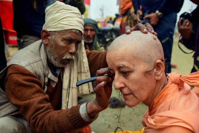 प्रयागराज कुंभ के दौरान एक साध्वी