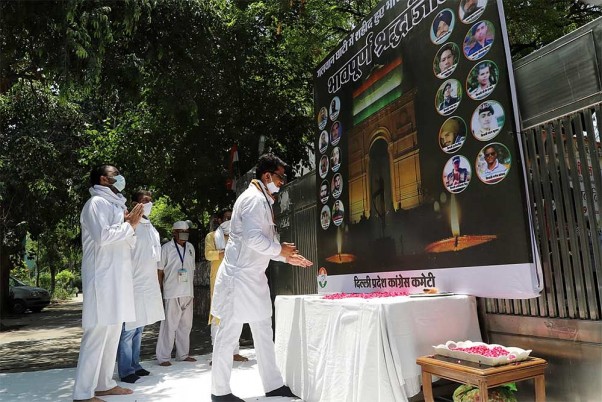 नई दिल्ली स्थित डीपीसीसी कार्यालय, राजीव भवन, डीडीयू मार्ग पर भारत-चीन के बीच हुई हिंसक झड़प में शहीद हुए 20 भारतीय जवानों को श्रद्धांजलि देते दिल्ली प्रदेश कांग्रेस कमेटी के अध्यक्ष चौधरी अनिल कुमार