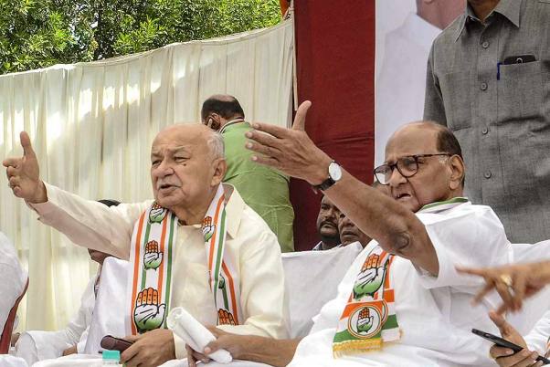 लोकसभा चुनाव से पहले सोलापुर में चुनाव अभियान के दौरान कांग्रेस उम्मीदवार सुशील कुमार शिंदे और राष्ट्रवादी कांग्रेस पार्टी (राकांपा) के अध्यक्ष शरद पवार
