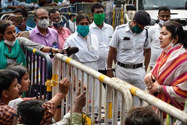 पश्चिम बंगाल की मुख्यमंत्री ममता बनर्जी से अस्पताल मिलने पहुंची भाजपा सांसद लॉकेट चटर्जी