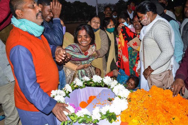 नक्सल विरोधी अभियान में शहीद जवान दुलेश्वर पारस को श्रद्धांजलि देते परिवार के सदस्य