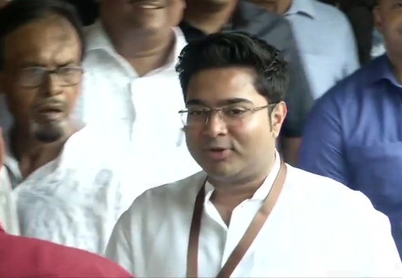 सीएम ममता बनर्जी के भतीजे और टीएमसी नेता अभिषेक बनर्जी ने दक्षिण कोलकाता संसदीय क्षेत्र में पोलिंग बूथ नंबर 208 पर अपना वोट डाला