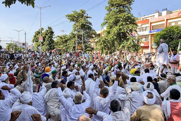 करनाल में मिनी सचिवालय के बाहर किसान महापंचायत के बाद जारी धरना प्रदर्शन