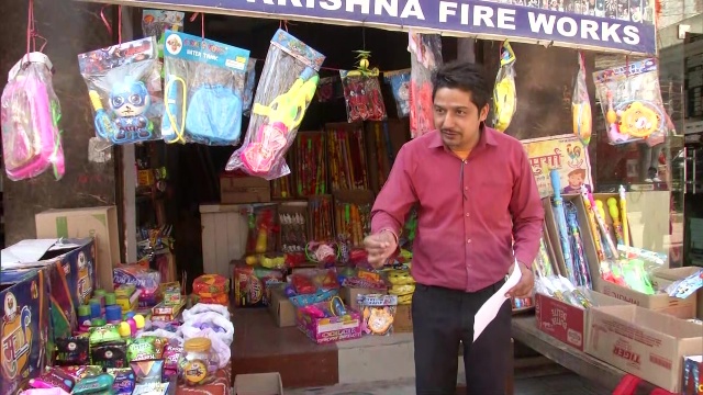 दिल्ली के उत्तर-पूर्व जिले में हिंसा के बाद मौजपुर इलाके में होली से पहले तैयारियां जोरों पर