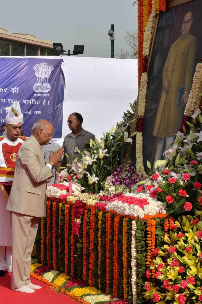 राष्ट्रपति रामनाथ कोविन्द ने आज बाबासाहेब डॉक्टर भीमराव आंबेडकर की जयंती पर संसद भवन परिसर स्थित उनकी प्रतिमा पर श्रद्धा सुमन अर्पित किए।