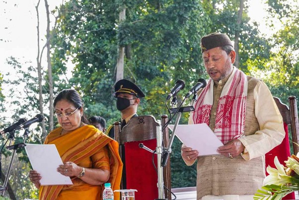 उत्तराखंड के नए मुख्यमंत्री तीरथ सिंह रावत को देहरादून में राज्यपाल बेबी रानी ने दिलाई शपथ
