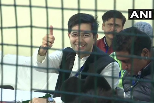 गोल मार्केट में मतगणना केंद्र के पास राजेंद्र नगर से आम आदमी पार्टी के उम्मीदवार राघव चड्ढा